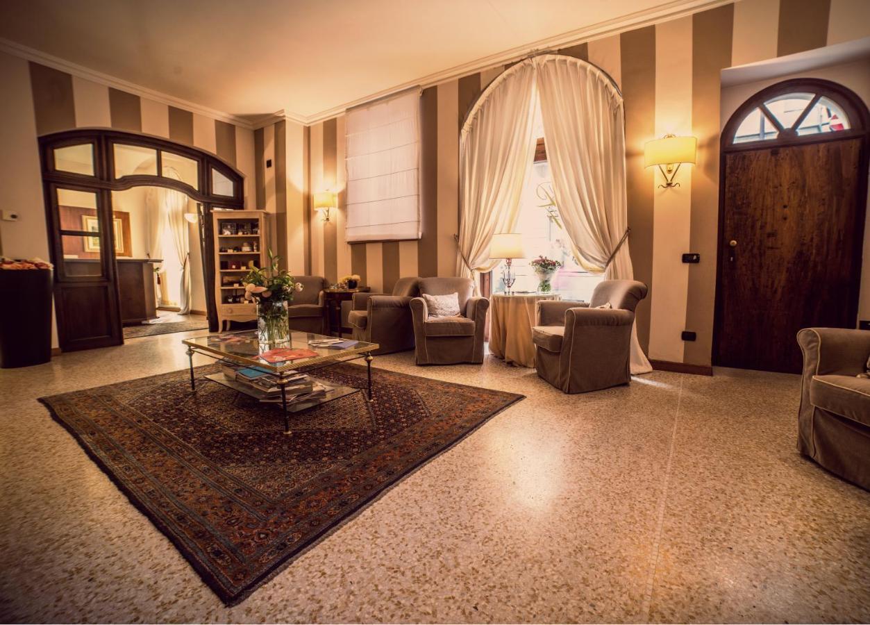 Bed and Breakfast Palazzo Finati Альба Экстерьер фото